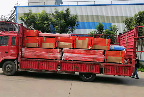 夏日炎炎，從卸貨到貨架安裝完成，安裝團(tuán)隊斗酷暑艱辛施工